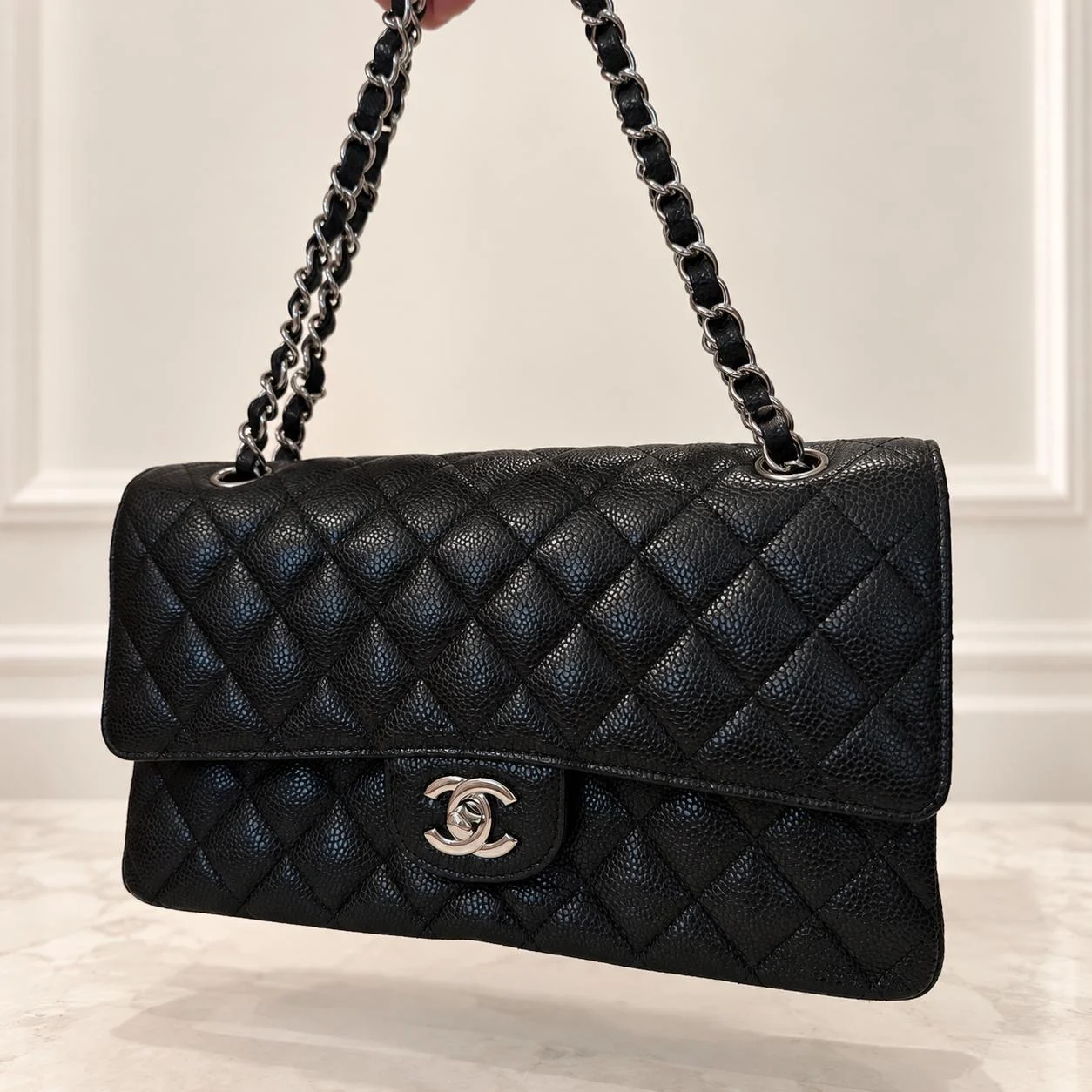 CHANEL — Classic Double Flap Medium en cuir caviar noir